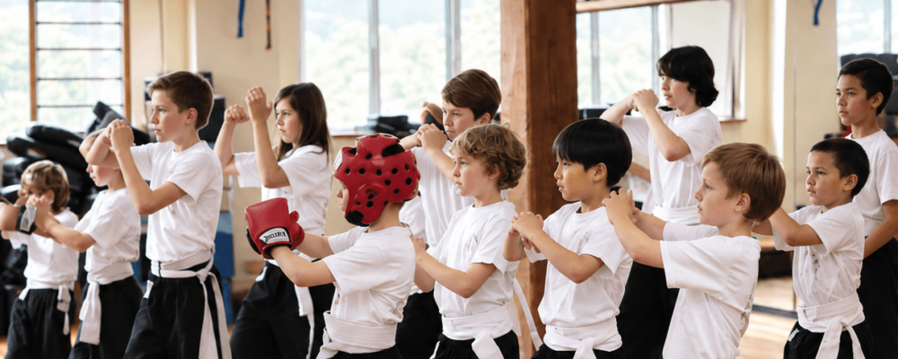 ein paar Kinder begrüßen (chinesisch) den Lehrer