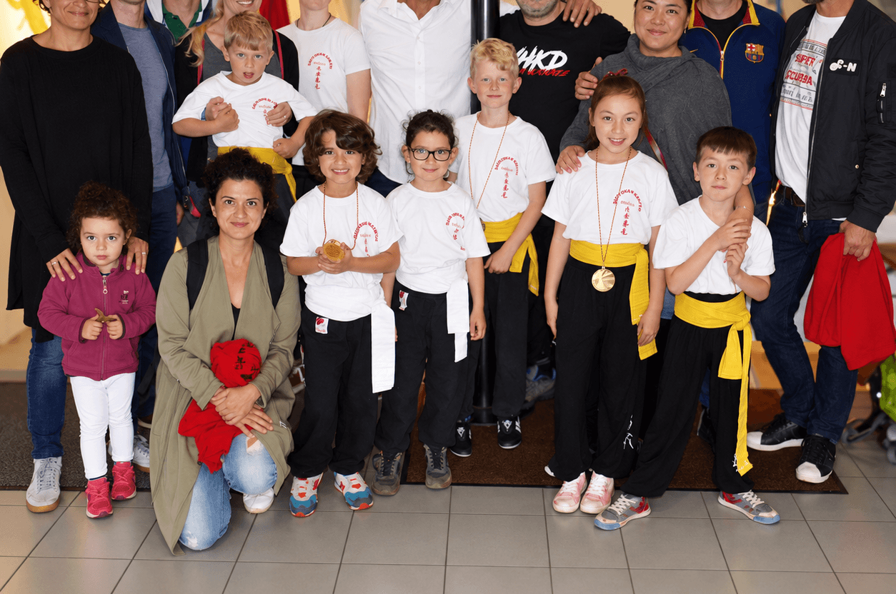 Kinder beim gemeinsamen Kung-Fu-Training in Bahrenfeld